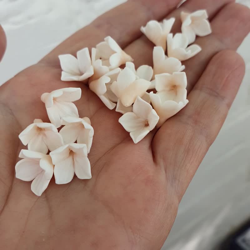 White/ Beige flower Beads 10-12 mm , Beige inside, white at the edges - 零件/散装材料/工具 - 其他材质 白色