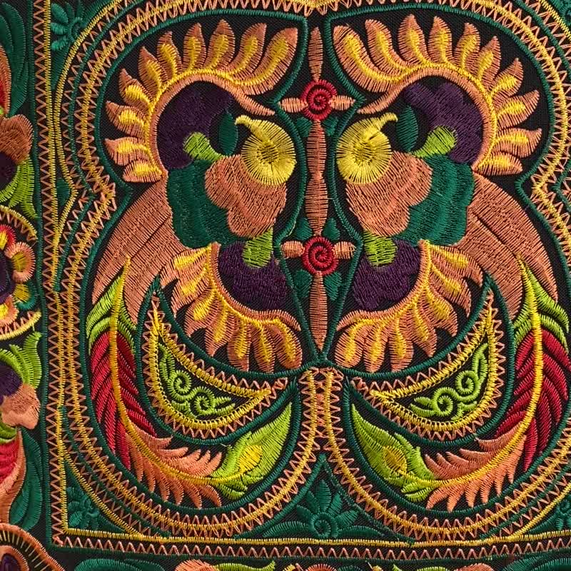 苗族鸟纹刺绣枕套饰有来自泰国的流苏和绒球，尺寸 16x16 英寸。 - 枕头/抱枕 - 棉．麻 黄色