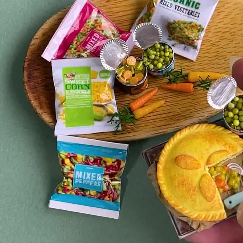 Miniature pastries, pie with vegetables - 玩偶/公仔 - 其他材质 多色